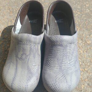 Dansko purple snake skin womens size 34 US size 3.5-4 clogs